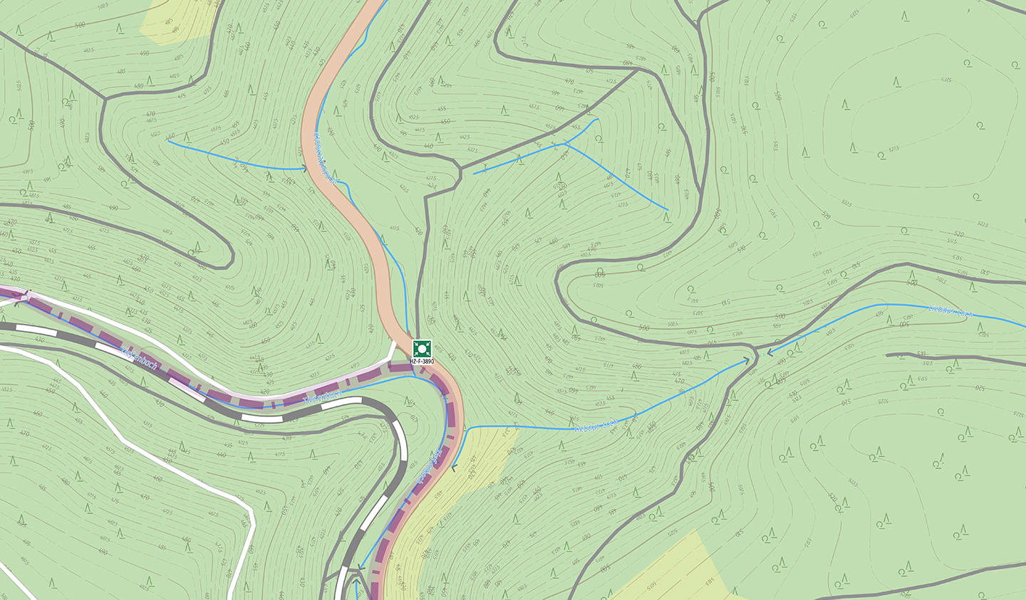 Forstrettungskarte mit topografischen Höhenlinien Topografische Karte mit Höhenlinien, Flüssen und Straßen, Darstellung eines waldreichen Gebiets.