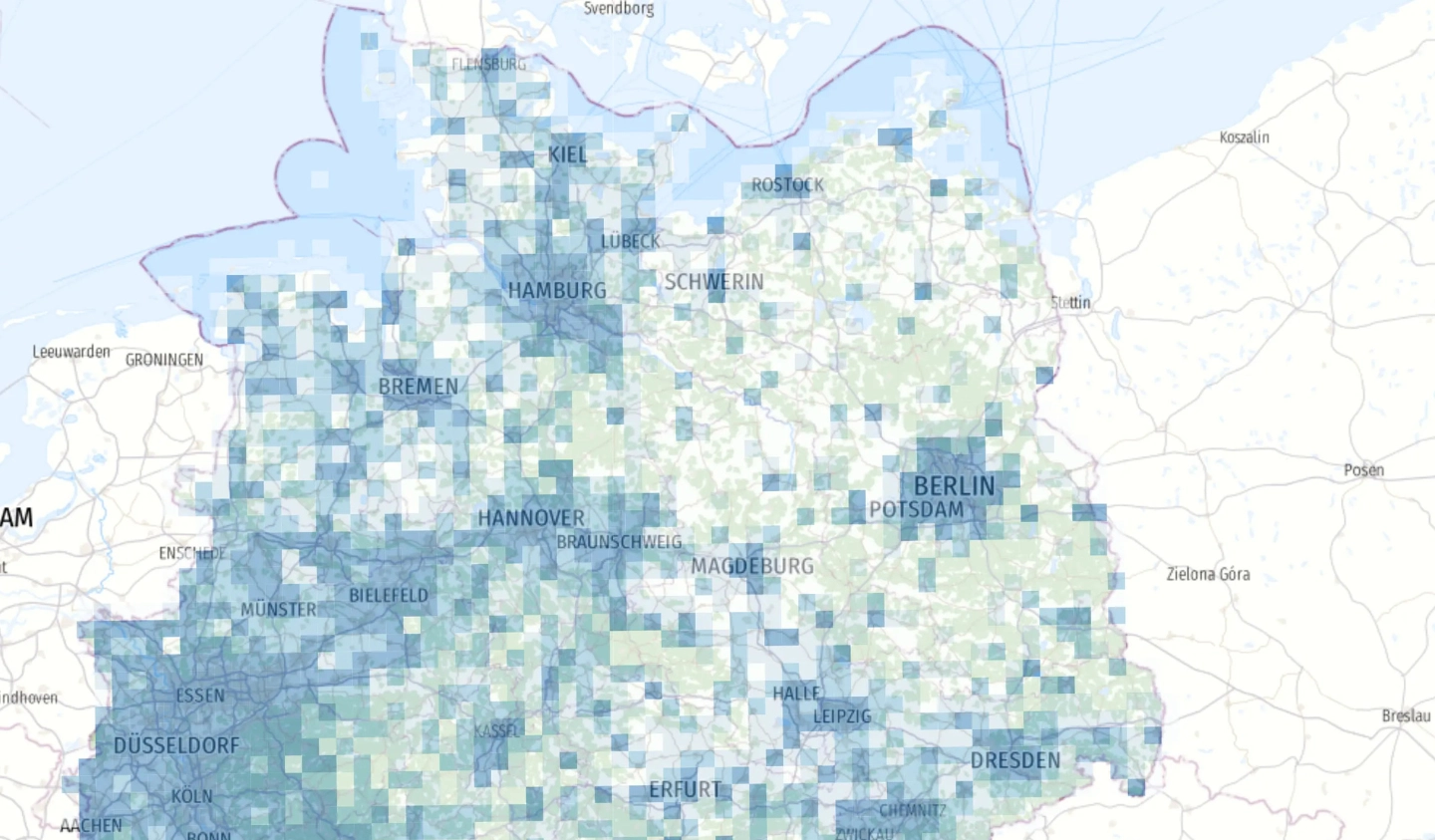 Zensus 2022 – Übersichtskarte im 10-km-Gitter mit regionalen Ausprägungen in Blautönen. Deutschlandkarte im 10-km-Gitter mit flächendeckender Darstellung auf Basis des Zensus 2022; visuell differenziert durch Blautöne zur Darstellung räumlicher Bevölkerungs- oder Strukturmerkmale.