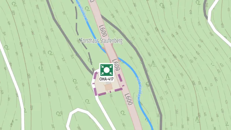Detailkarte eines Waldgebiets mit Rettungspunkt und Beschilderung entlang einer Straße