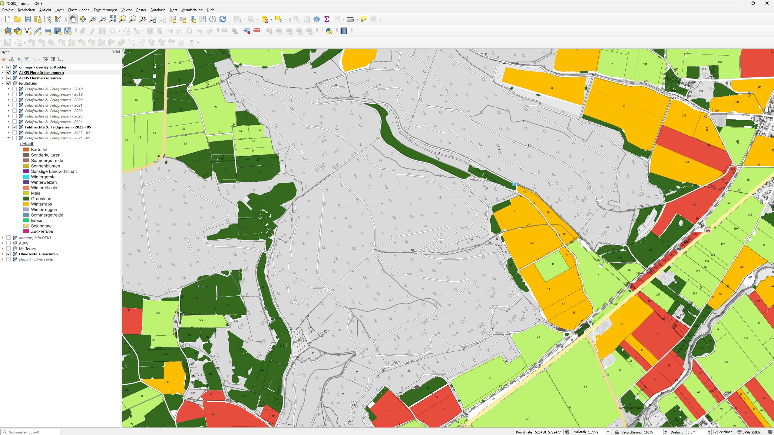 QGIS-Projektansicht mit dargestellten Feldfrüchten, Feldgrenzen und ALKIS-/ATKIS-Daten in CORAmaps. Landwirtschaftliche Flächen sind farblich nach Kulturen wie Mais, Winterweizen oder Zuckerrübe differenziert dargestellt.