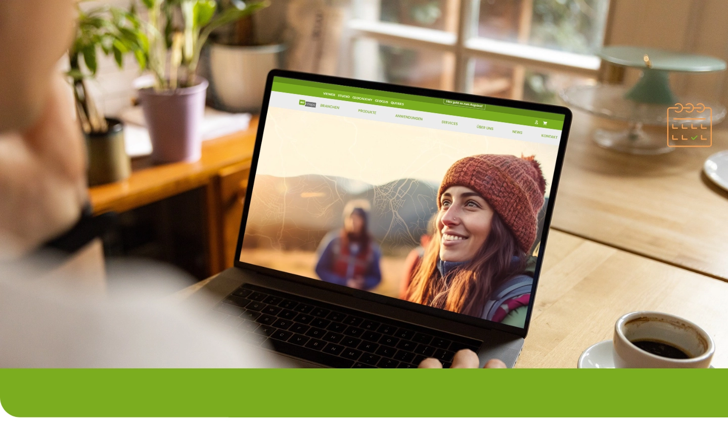 Person betrachtet den onmaps-Shop auf einem Laptop