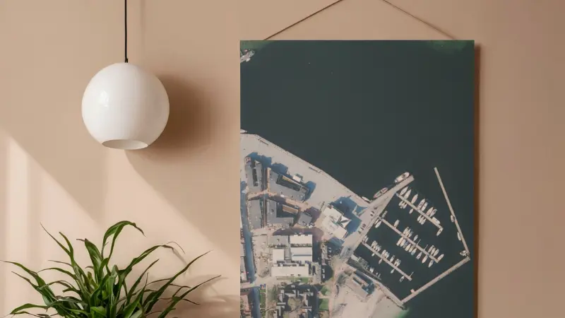Gerahmtes Luftbild eines Hafens als Wanddekoration in modernem Wohnraum