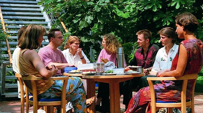 Sitzgruppe geoGLIS im begrünten Innenhof